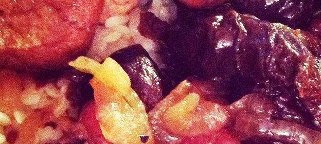 Свинина, тушеная с черносливом и луком