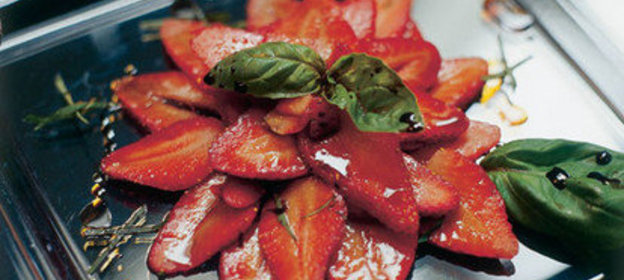 Клубника с бальзамиком и свежей мятой