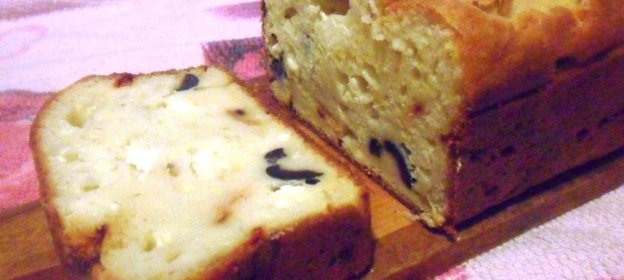 Кекс с паприкой, фетой и маслинами