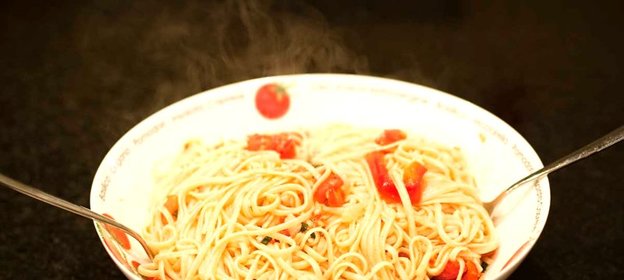 Паста с помидорами и чесноком