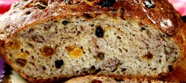 Хлеб с сухофруктами и орехами