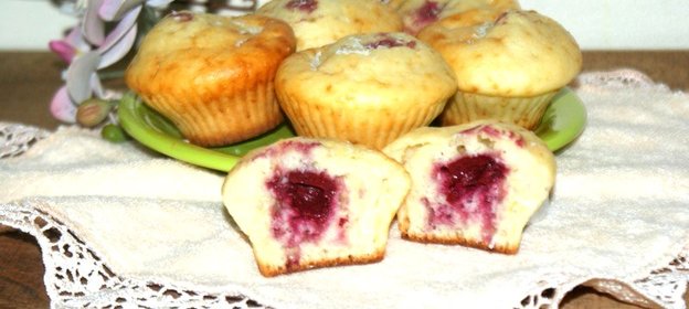 Ванильные кексы с кокосовой стружкой и вишней