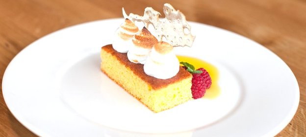 Кекс из поленты с меренгой и карамелью