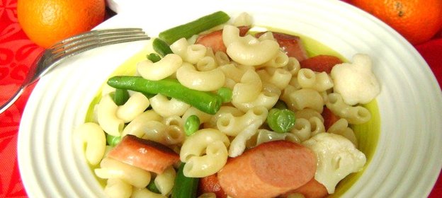 Макароны с сосисками и овощами