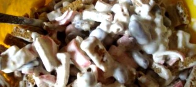 Салат с крабовыми палочками и фасолью
