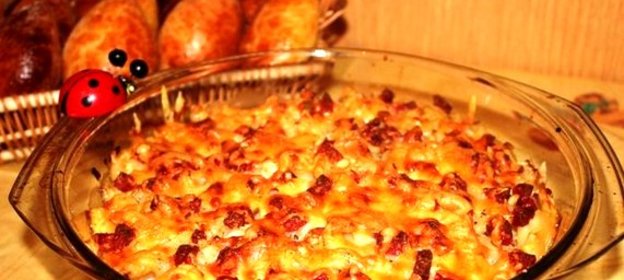 Запеканка из макарон с колбасой и яйцами