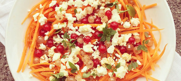 Морковный салат с сыром фета и смородиной