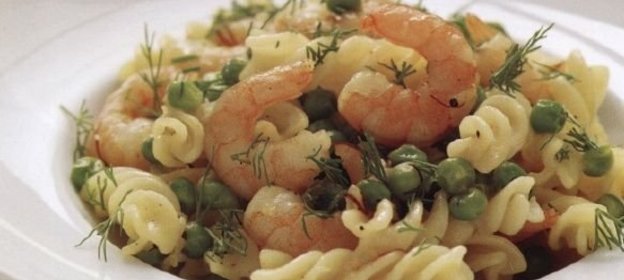 Макароны с креветками и зеленым горошком