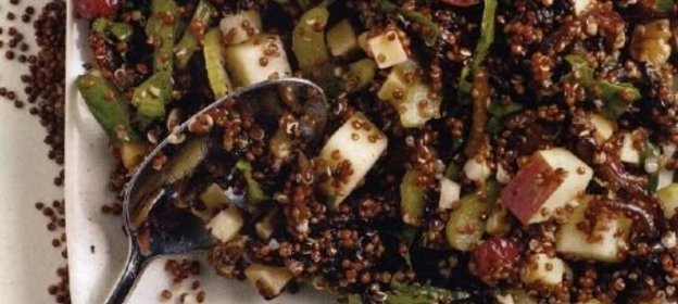 Салат из киноа, сыра, яблок и сельдерея