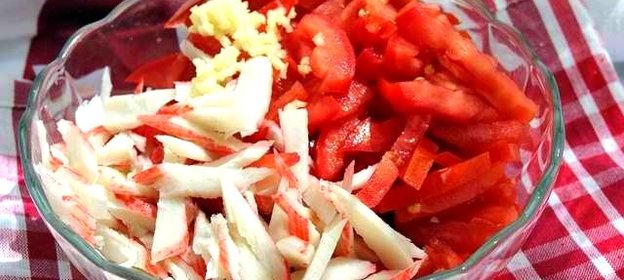 Салат из крабовых палочек с помидорами и чесноком