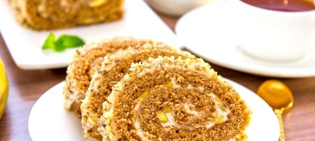 Шоколадный рулет с банановым суфле и грецкими орехами