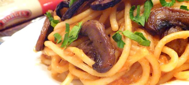 Спагетти в томатном соусе с баклажанами и грибами