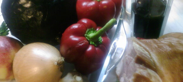 Краснокочанная капуста, красные яблоки и красные перцы, тушеные в красном вине