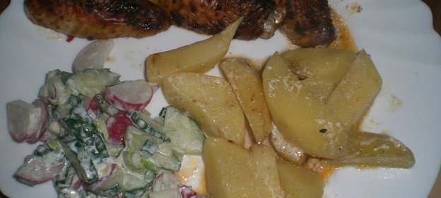 Крылышки с картофелем в сметане,салат с редиски и огурца в сметанном соусе