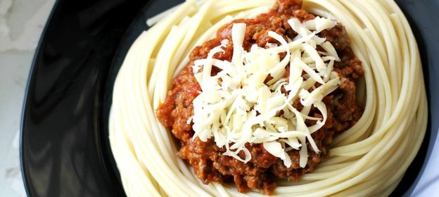 Спагетти болоньезе с пармезаном