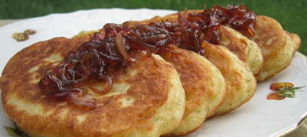 Оладьи с гороховым пюре и луковым конфитюром