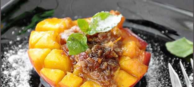 Персики начиненные финикими и орехами, приготовленные на пару