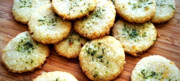 Пармезановое печенье с розмарином и солью