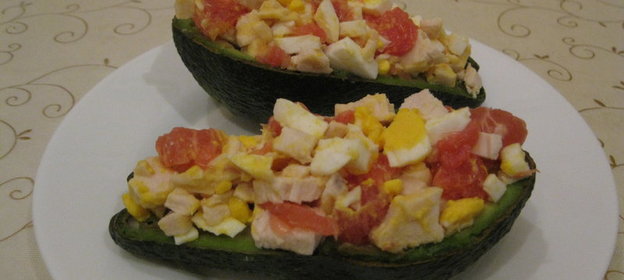 Авокадо с курицей, яйцом и грейпфрутом