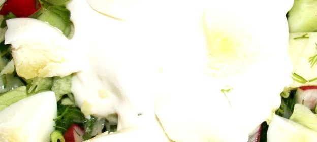 Весенний салат с редисом, огурцами и яйцами