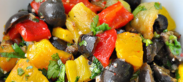 Салат с запеченным перцем и маслинами