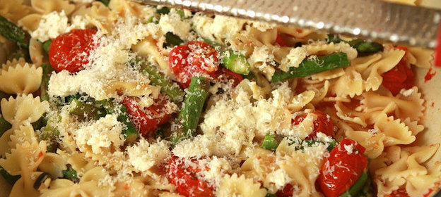 Паста с запеченными помидорами и спаржей