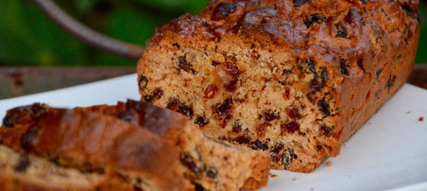 Кекс с изюмом и цукатами