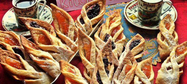 Ажурное печенье с двумя видами варенья