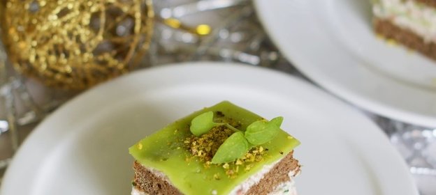 мини-сэндвичи из черного хлеба и печени трески