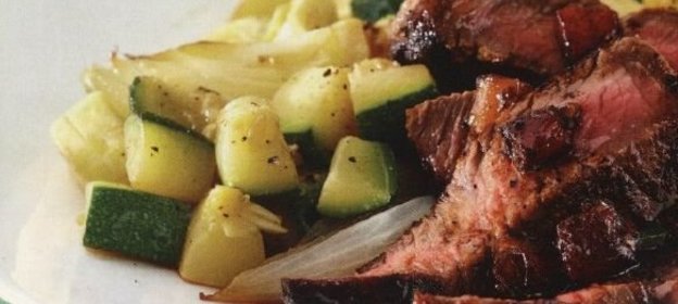 Стейк с овощами и соусом из свежих помидоров