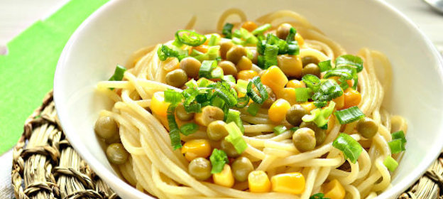 Спагетти с горошком и кукурузой