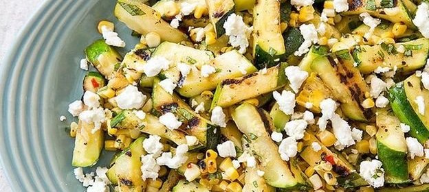 Салат с кукурузой, кабачками и фетой