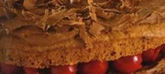 Шоколадный торт с вишней