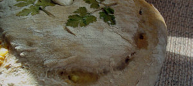 Хрустящий хлеб с печеным чесноком и сырными кармашками