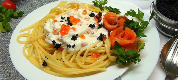 Спагетти с икорным соусом и подкопченной сёмгой