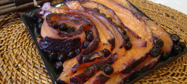 Слабосолёный лосось в черничном маринаде