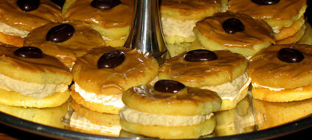 Миндальное печенье с кофейной начинкой