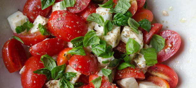 Салат с томатами и моцареллой