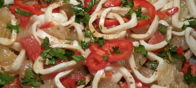Салат с кальмарами и помело