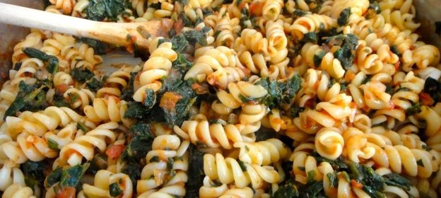 Макароны с жареными помидорами и шпинатом