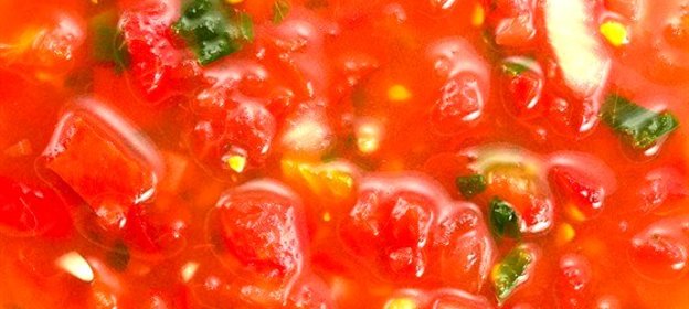 Свежий томатный соус с халапеньо, лимонами и базиликом