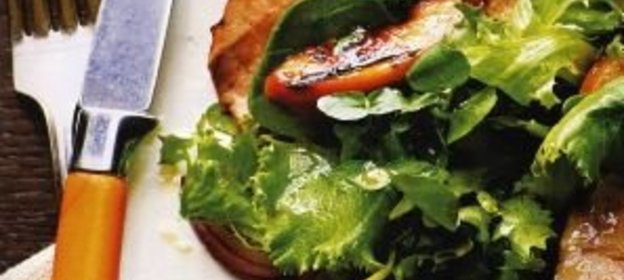 Салат с жареным свиным филе и нектарином