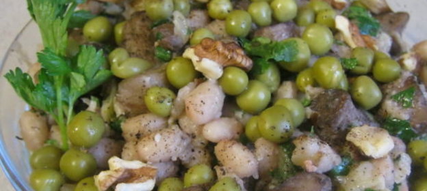 Теплый фасолевый салат с грибами и орехами