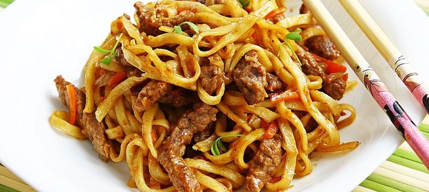 Лапша с говядиной и овощами в соусе терияке
