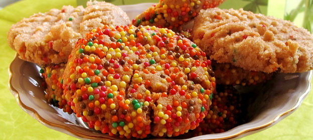 Рассыпчатое печенье из арахисовой пасты с кондитерской посыпкой