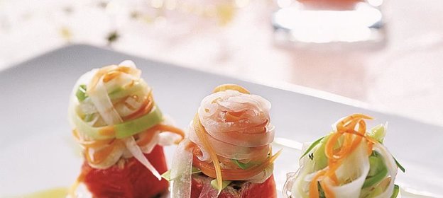 Ломтики тунца со спагетти из овощей