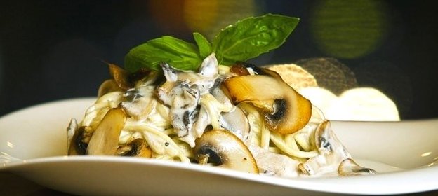 Паста в сливочном соусе с шампиньонами