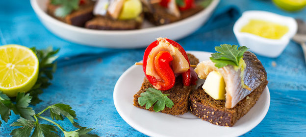 Рольмопсы из сельди на бородинском хлебе