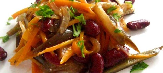Салат с баклажанами и фасолью