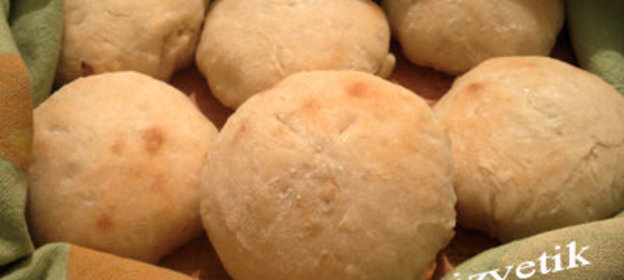 Луковые булочки по-быстрому (или, когда вечером понимаешь, что на утро хлеба не осталось)